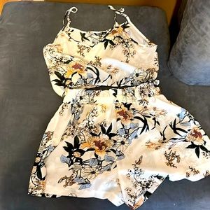 Im sellin this white size XL Outfit.